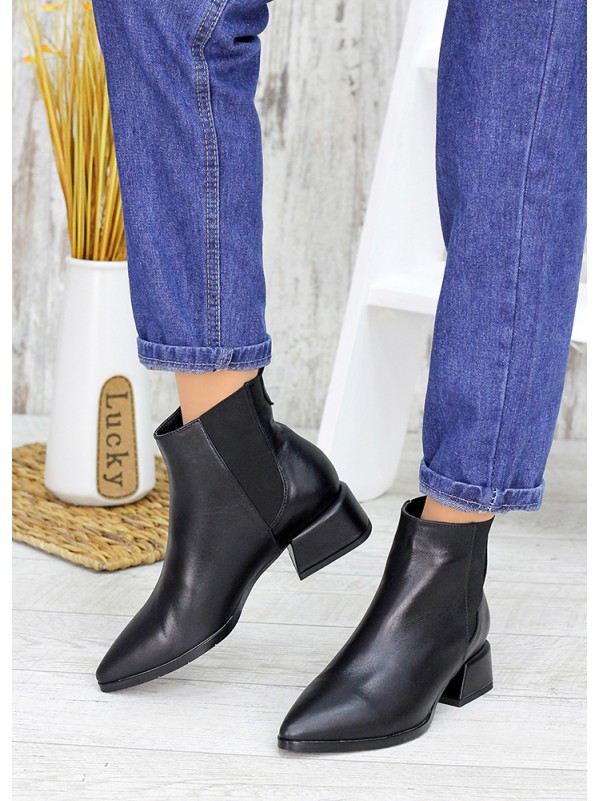 Жіночі шкіряні черевики на каблуку чорного кольору 35333