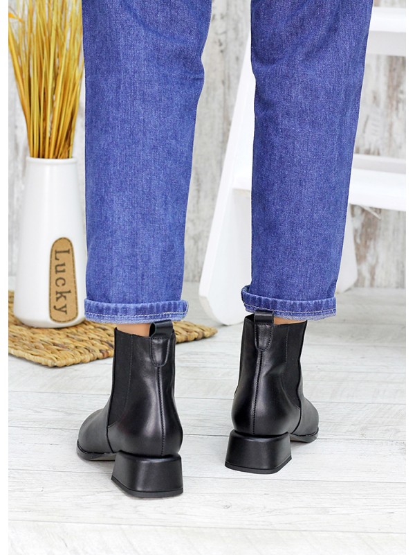Жіночі шкіряні черевики на каблуку чорного кольору 35333