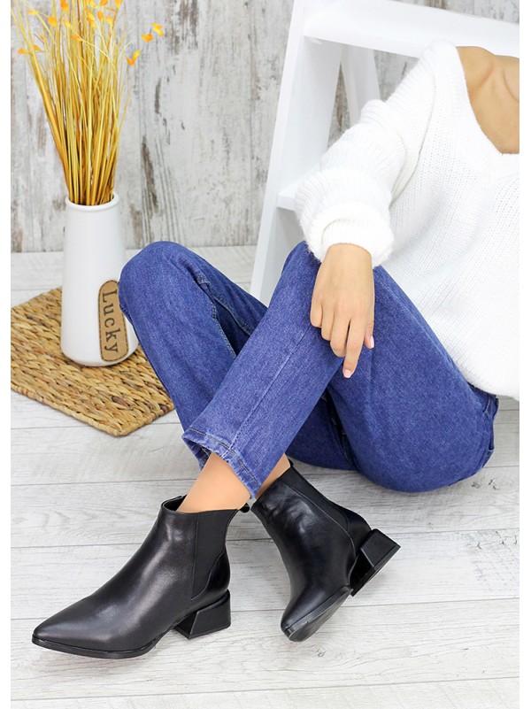 Жіночі шкіряні черевики на каблуку чорного кольору 35333