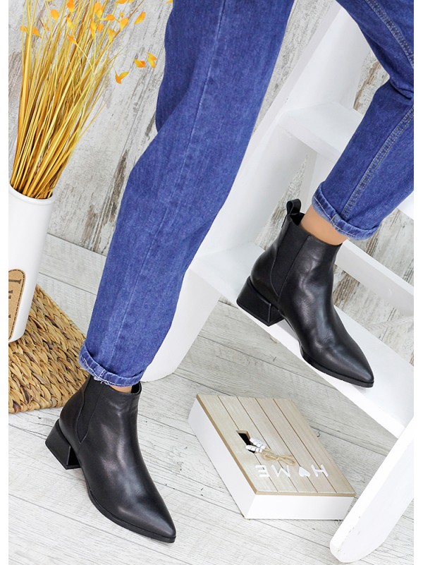 Жіночі шкіряні черевики на каблуку чорного кольору 35333