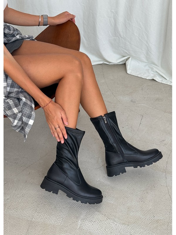 Жіночі черевики з натуральної стрейч шкіри (хутро) чорного кольору 35336