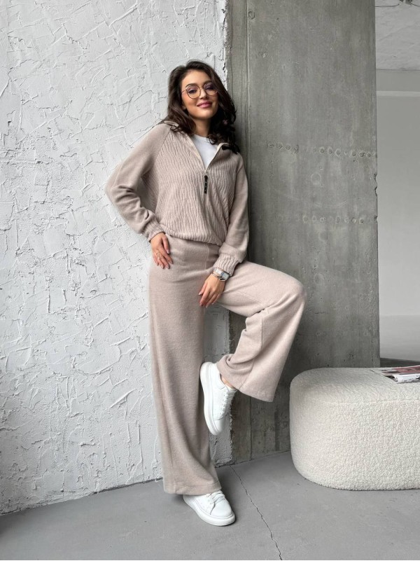 Базовий жiночий костюм на змiйцi бежевого кольору 35371