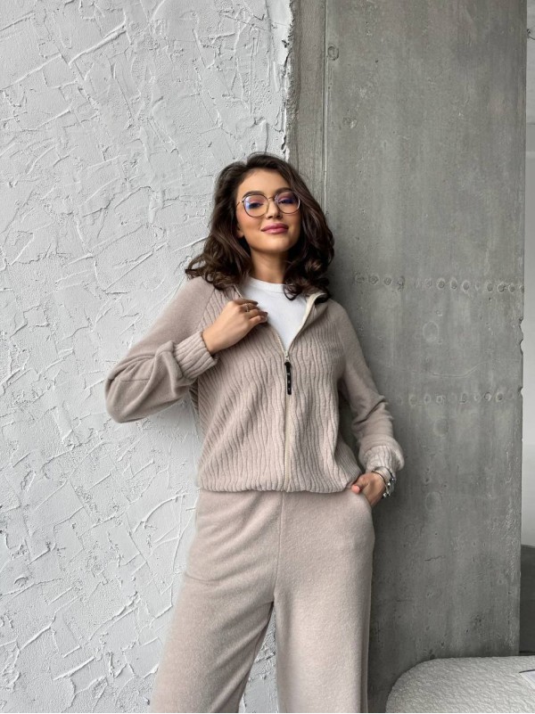 Базовий жiночий костюм на змiйцi бежевого кольору 35371