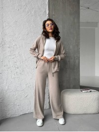 Базовий жiночий костюм на змiйцi бежевого кольору 35371