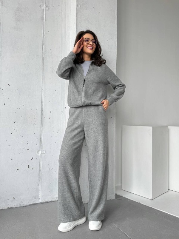 Базовий жiночий костюм на змiйцi сiрого кольору 35372