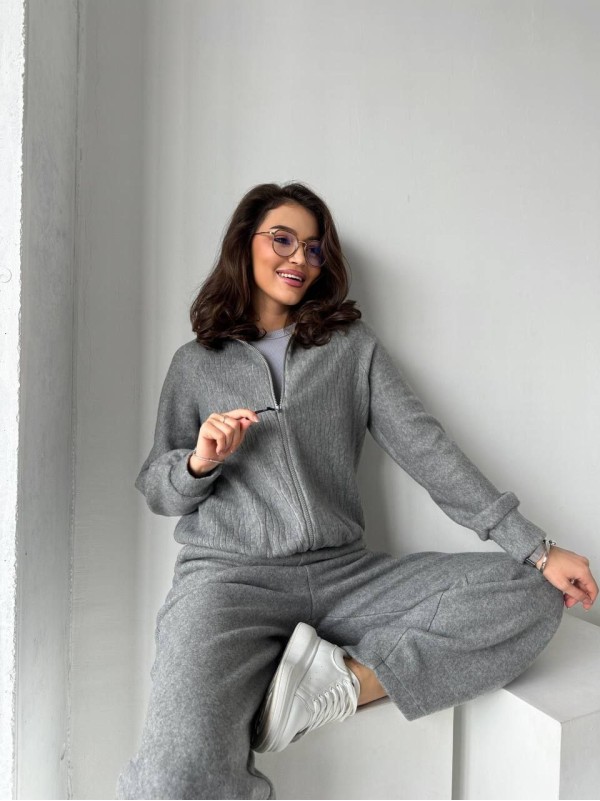 Базовий жiночий костюм на змiйцi сiрого кольору 35372