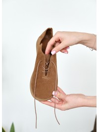 Жіночі туфлі на шнурівці з натуральної замші коричневого кольору 35395