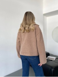Жіноча коротка шуба-куртка з букле бежевого кольору 35403