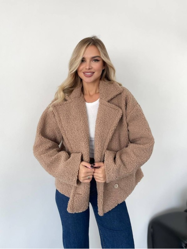 Жіноча коротка шуба-куртка з букле бежевого кольору 35403