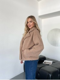 Жіноча коротка шуба-куртка з букле бежевого кольору 35403