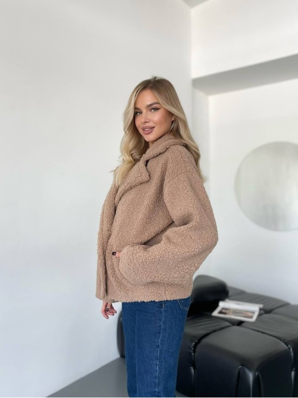 Жіноча коротка шуба-куртка з букле бежевого кольору 35403