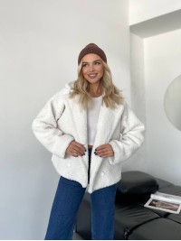 Жіноча коротка шуба-куртка з букле молочного кольору 35404
