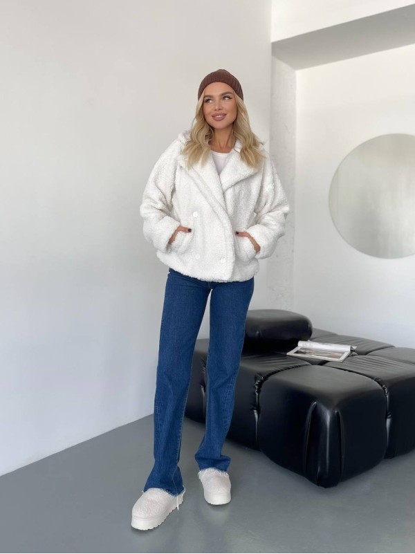 Жіноча коротка шуба-куртка з букле молочного кольору 35404