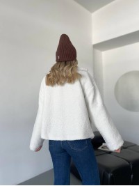 Жіноча коротка шуба-куртка з букле молочного кольору 35404