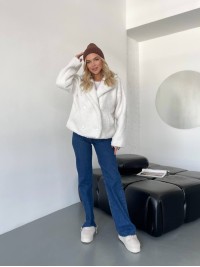 Жіноча коротка шуба-куртка з букле молочного кольору 35404