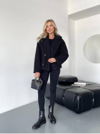 Жіноча коротка шуба-куртка з букле чорного кольору 35405