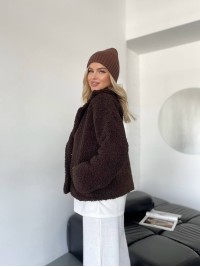 Жіноча коротка шуба-куртка з букле коричневого кольору 35406