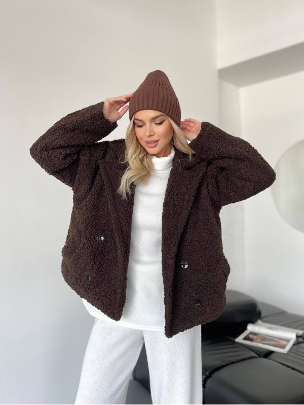 Жіноча коротка шуба-куртка з букле коричневого кольору 35406