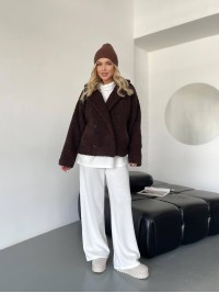 Жіноча коротка шуба-куртка з букле коричневого кольору 35406