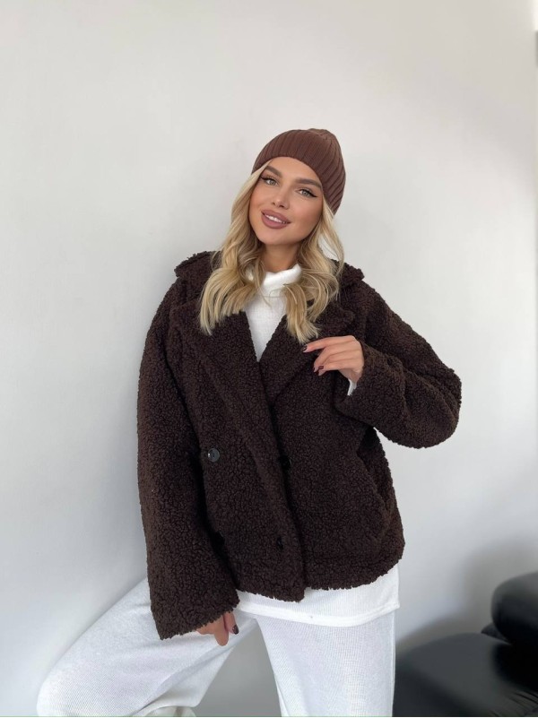 Жіноча коротка шуба-куртка з букле коричневого кольору 35406