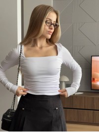 Еластичний жіночий топ із рукавом молочного кольору 35410