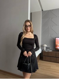 Еластичний жіночий топ із рукавом чорного кольору 35412