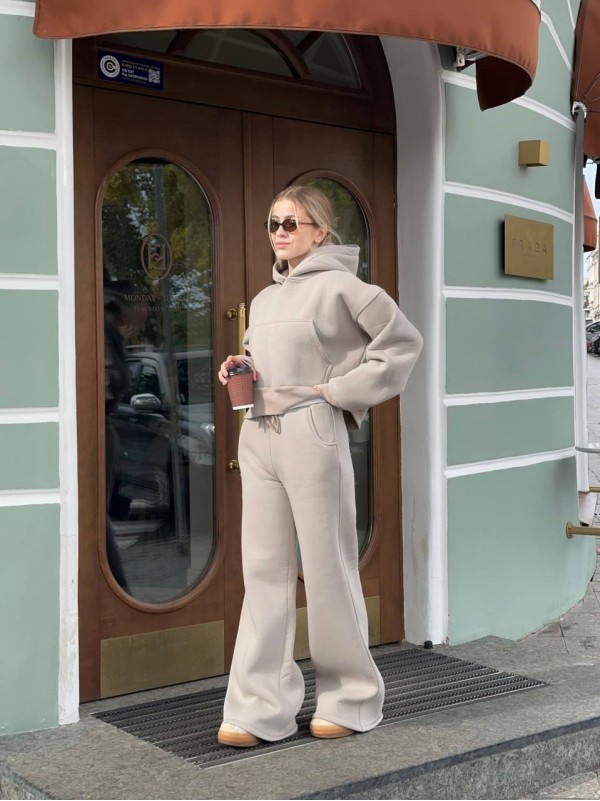 Жіночий теплий костюм з капюшоном бежевого кольору 35416