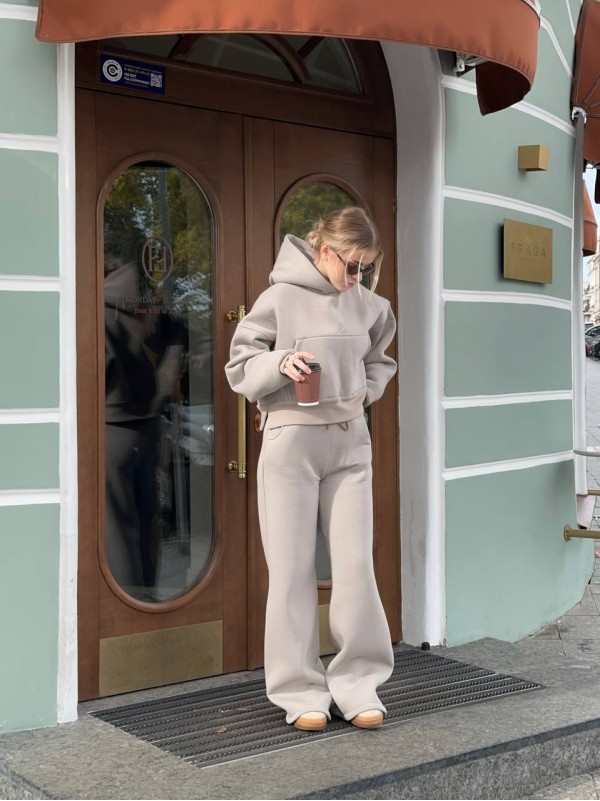 Жіночий теплий костюм з капюшоном бежевого кольору 35416