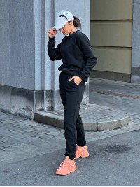 Базовий теплий жiночий костюм чорного кольору 35423