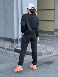 Базовий теплий жiночий костюм чорного кольору 35423