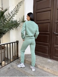 Базовий теплий жiночий костюм оливкового кольору 35424