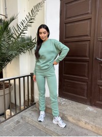 Базовий теплий жiночий костюм оливкового кольору 35424