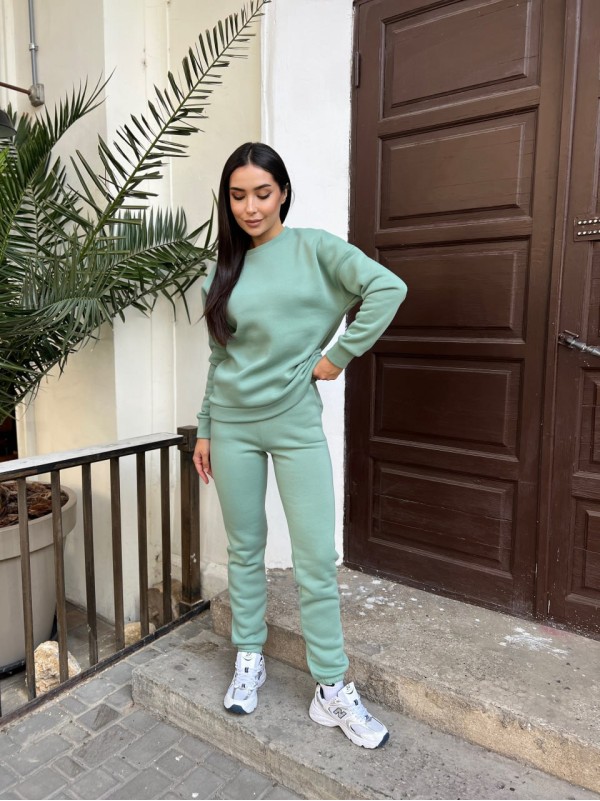 Базовий теплий жiночий костюм оливкового кольору 35424