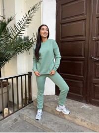 Базовий теплий жiночий костюм оливкового кольору 35424