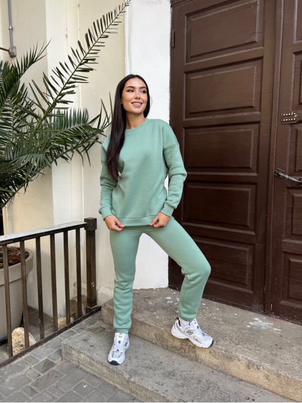 Базовий теплий жiночий костюм оливкового кольору 35424