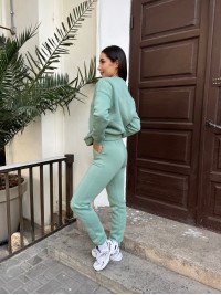 Базовий теплий жiночий костюм оливкового кольору 35424