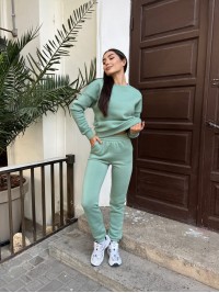 Базовий теплий жiночий костюм оливкового кольору 35424