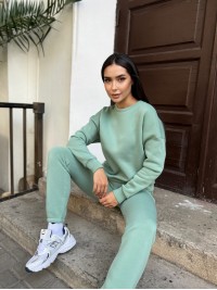 Базовий теплий жiночий костюм оливкового кольору 35424