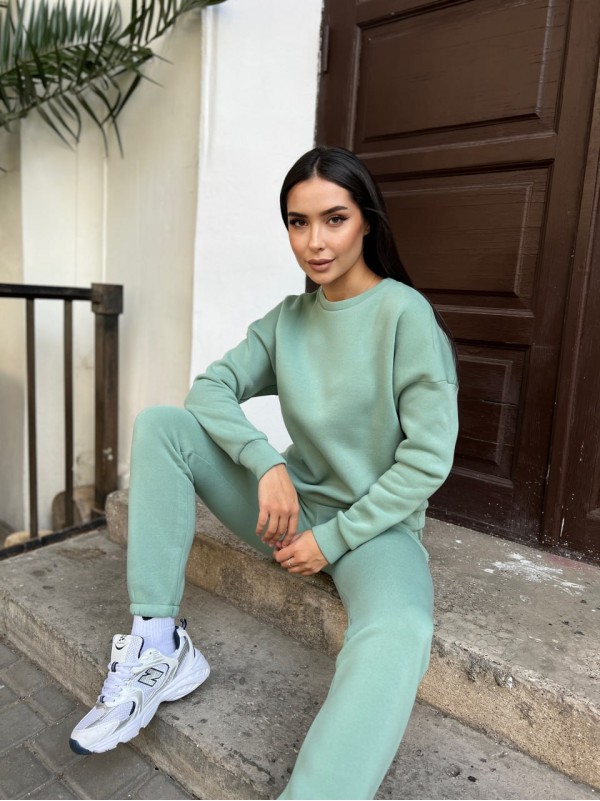 Базовий теплий жiночий костюм оливкового кольору 35424