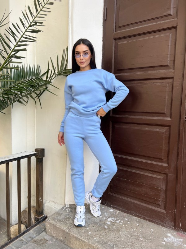 Базовий теплий жiночий костюм блакитного кольору 35425