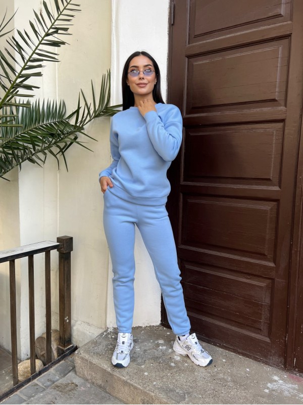 Базовий теплий жiночий костюм блакитного кольору 35425