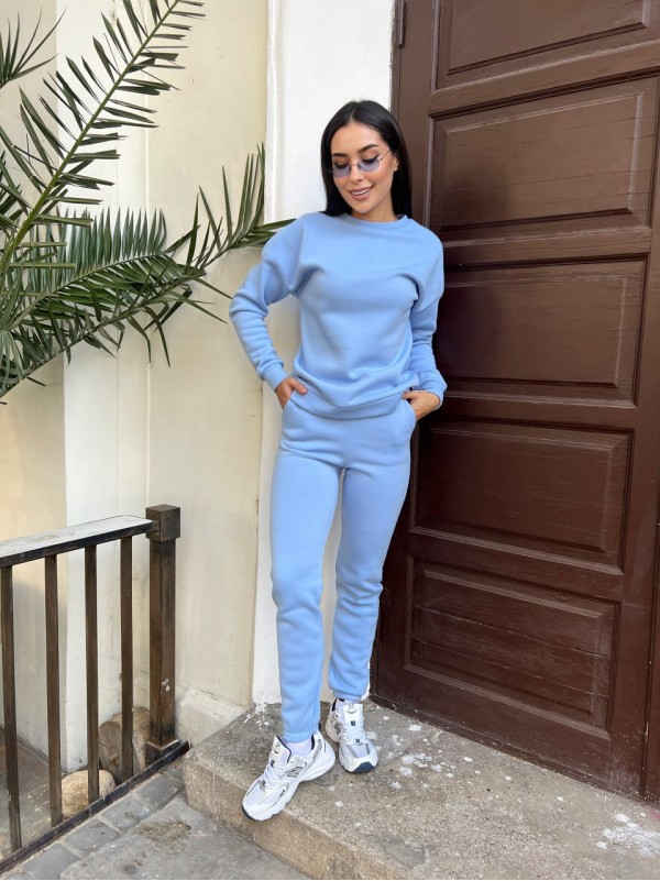Базовий теплий жiночий костюм блакитного кольору 35425