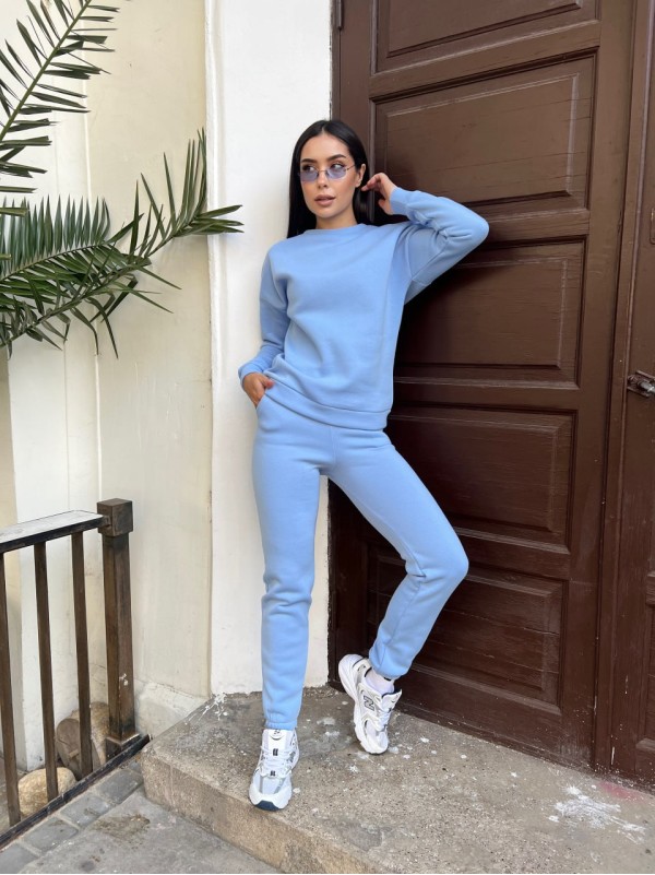 Базовий теплий жiночий костюм блакитного кольору 35425