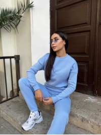 Базовий теплий жiночий костюм блакитного кольору 35425