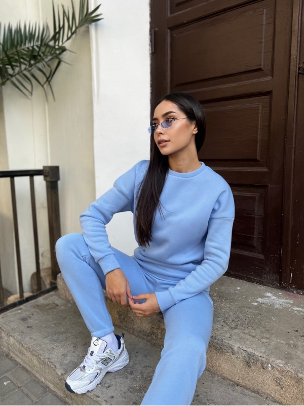 Базовий теплий жiночий костюм блакитного кольору 35425