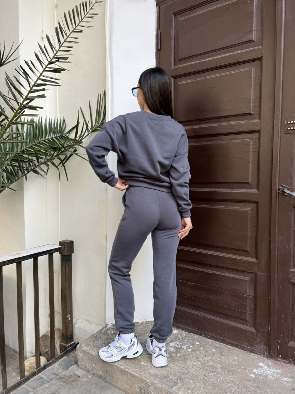 Базовий теплий жiночий костюм графiтового кольору 35426