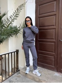 Базовий теплий жiночий костюм графiтового кольору 35426