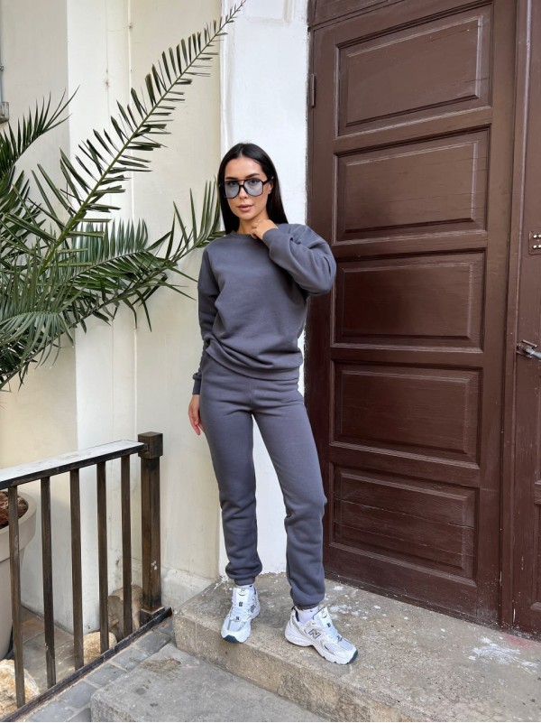 Базовий теплий жiночий костюм графiтового кольору 35426