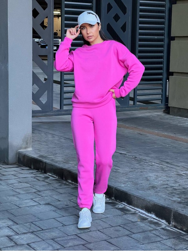 Базовий теплий жiночий костюм малинового кольору 35427