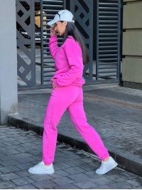 Базовий теплий жiночий костюм малинового кольору 35427